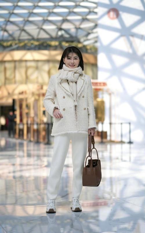 今年火了一种“接地气”的穿法，叫：运动鞋+长裤，休闲又时髦！