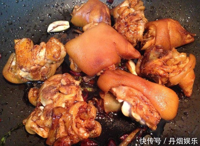 炖猪蹄时,光焯水不行,教你一招小技巧,猪蹄炖好没腥味,香喷喷