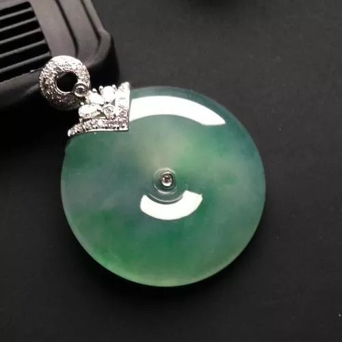 翡翠手镯|黄翡和绿翡翠相比较哪个更好呢?