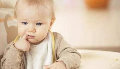 孩子为什么喜欢咬手指？儿科医生表示：“长牙期”是祸首