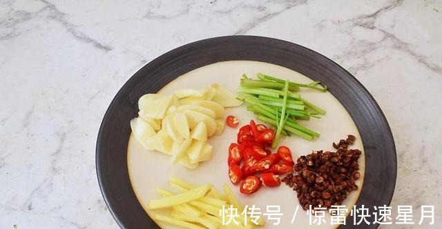 家常秘制腌黄瓜,做法简单,鲜香美味嘎嘣脆!