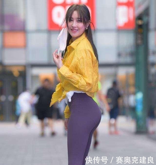 半筒靴|深蓝色牛仔打底裤搭银色单鞋,穿出潮流的街头风,有女性的俏皮感