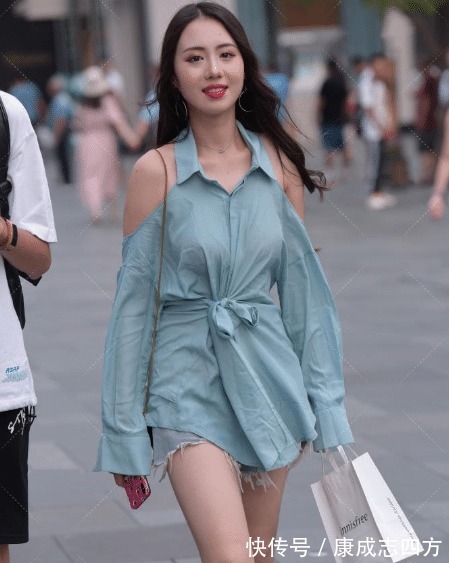 美女|嫌弃衣服不透气,美女特意在裙子背后“裁一刀”通通风,这下终于不嫌热了!
