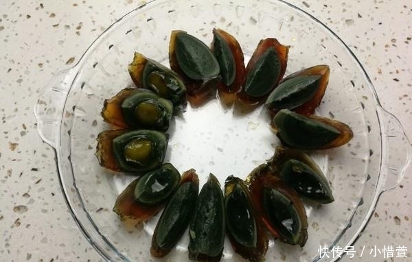 皮蛋|皮蛋豆腐的新做法!老师傅教你“万能”蘸汁,做什么菜都能用它!