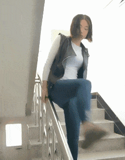 |搞笑GIF段子:妹子,你这下楼方式,很新颖呀,屁股不疼么