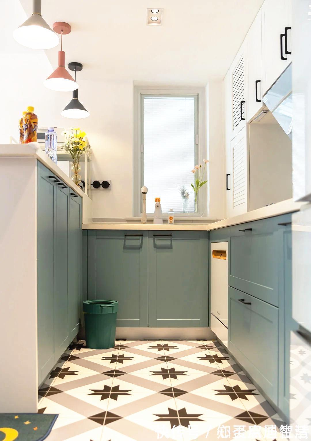 收纳|80㎡奇葩两房半户型,餐厨融合打造吧台当餐桌,主卧挤出衣帽间