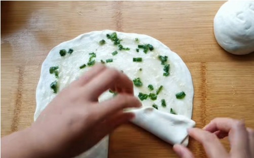 家常葱油饼这样做最好吃,掌握这2个秘诀,柔软多层,凉了也不硬