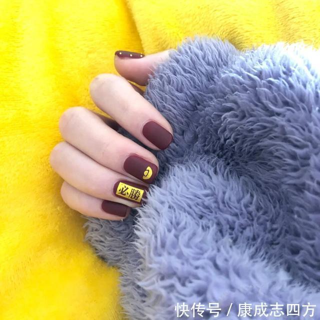 打底|让人心动的5款美甲,温柔又高级!酒红发财美甲真的显手白