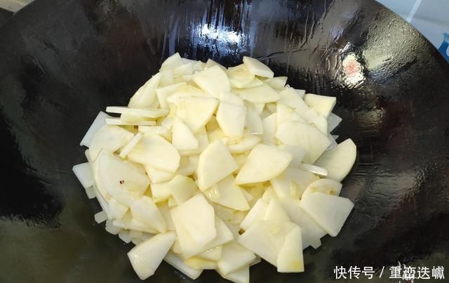 汤汁|土豆和西红柿一起炒,原来这么好吃,米饭煮少了不够吃,太下饭了