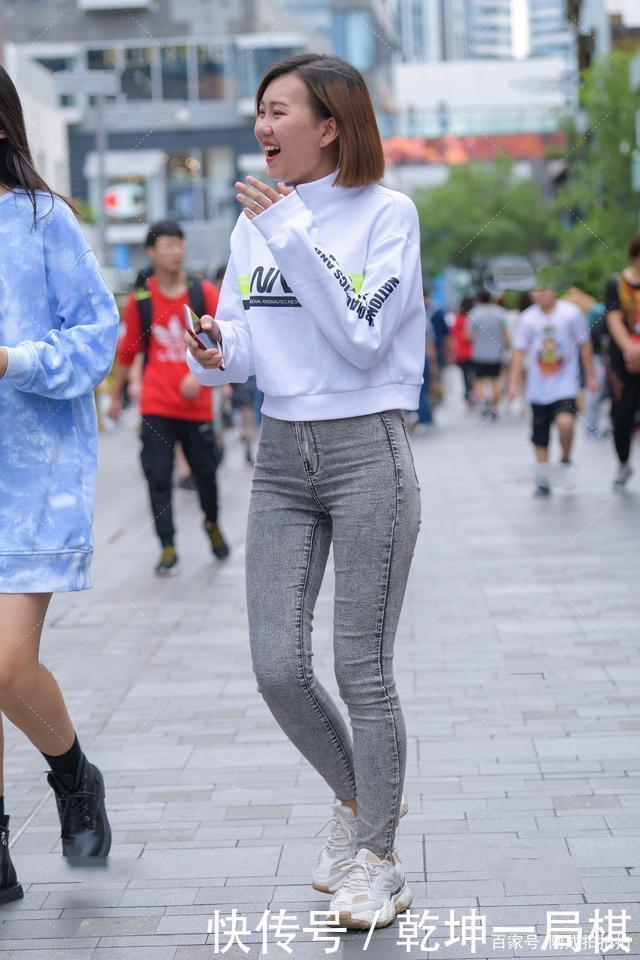 休闲鞋 拉链款运动风卫衣,搭配牛仔裤,休闲又时尚