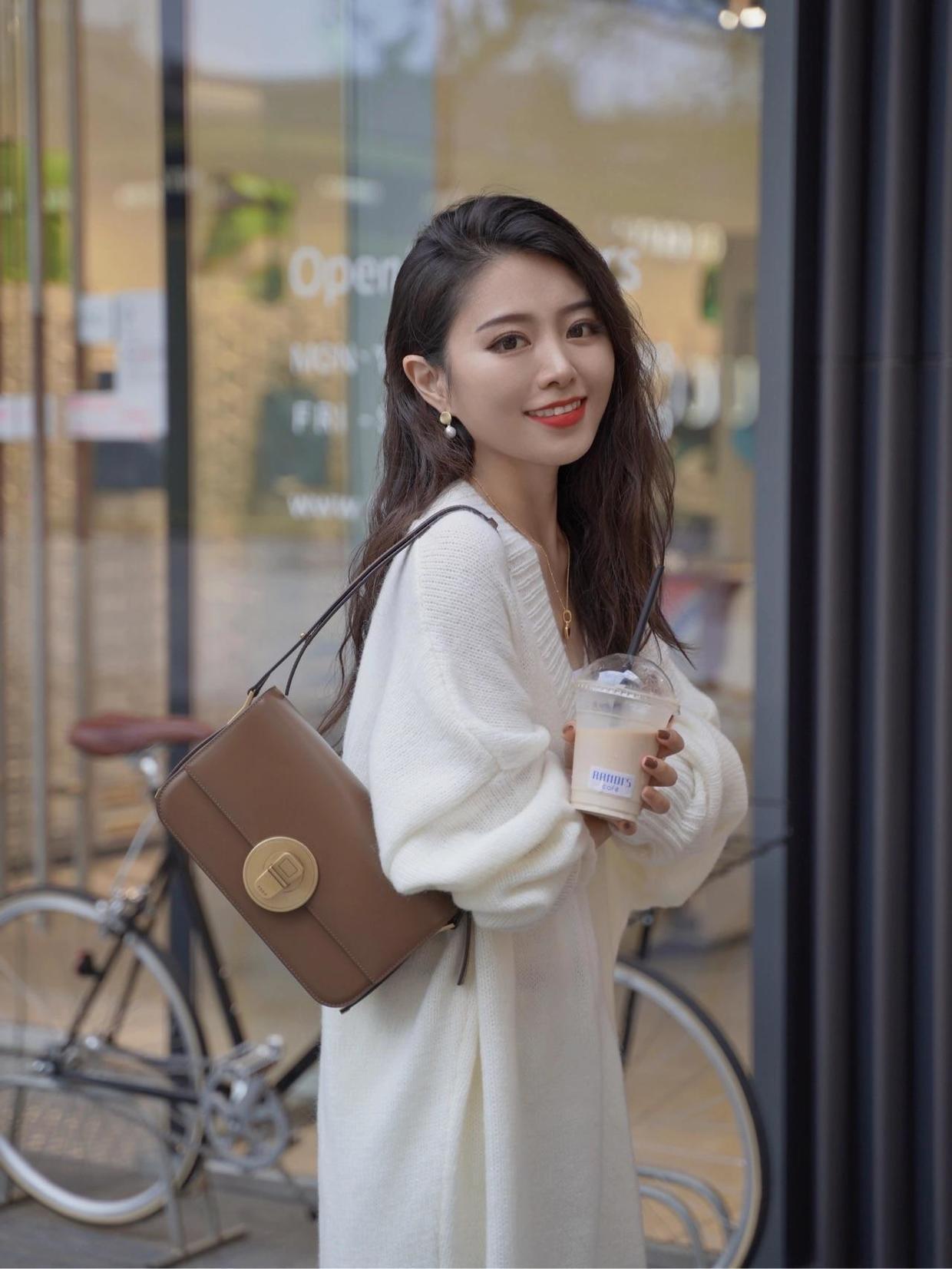 造型 今年也流行针织连衣裙,这几位时髦精都在穿,提升气质又温暖优雅