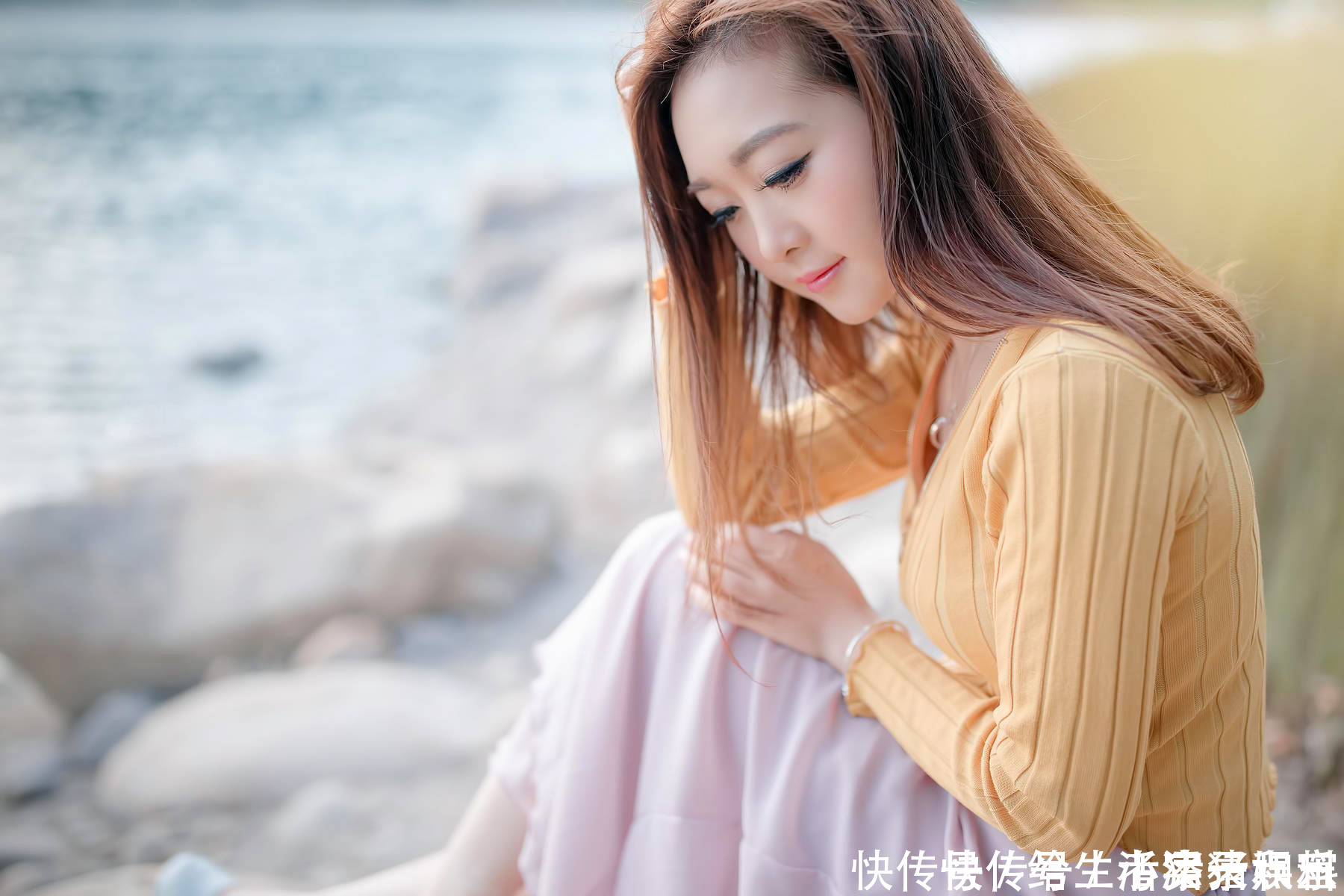 长发|长发美女黄色小衫丝质长裙海边清新写真美极了