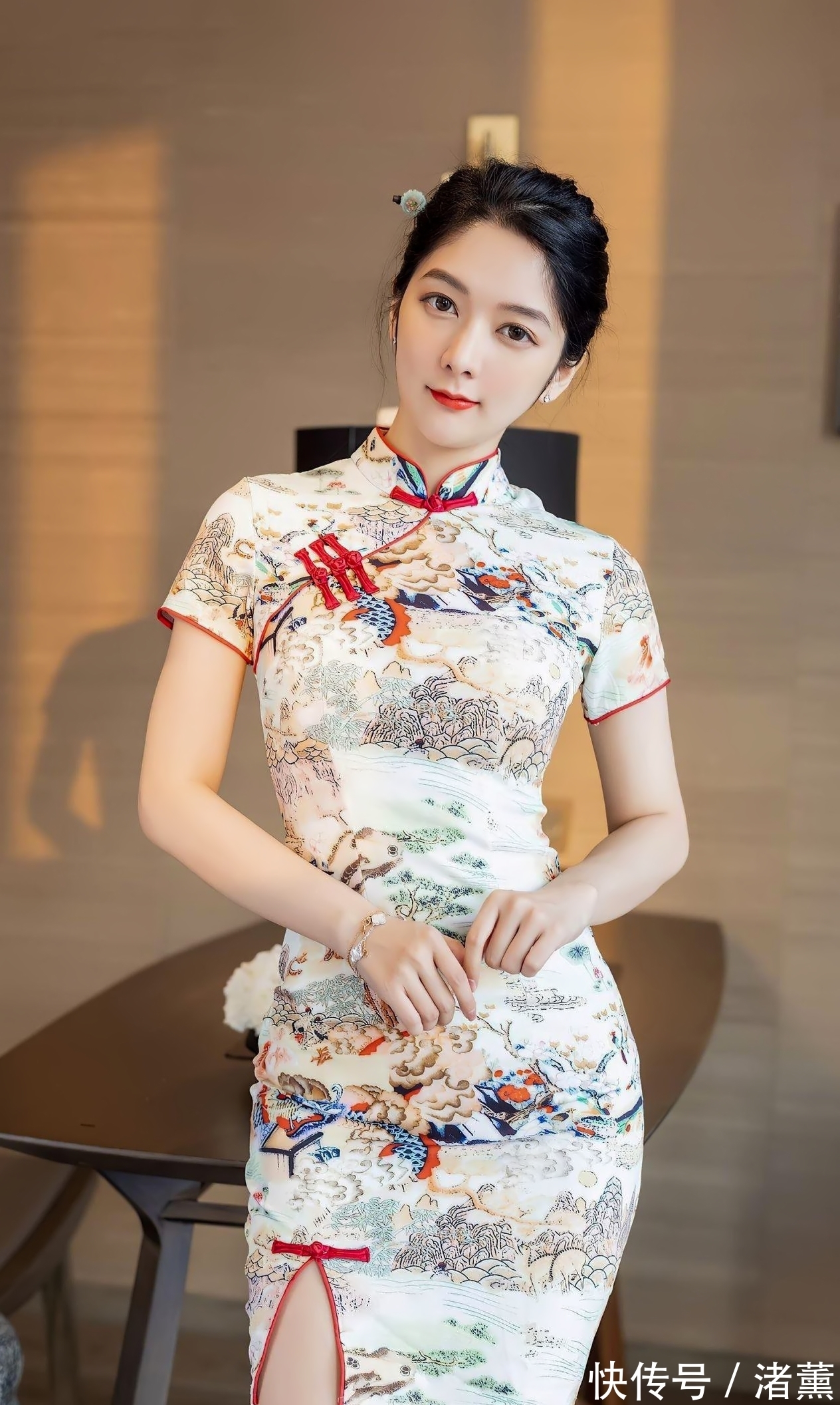 穿搭 美女穿搭,旗袍搭肉丝黑色镂空高跟鞋,玉腿修长浑圆,显东方神韵