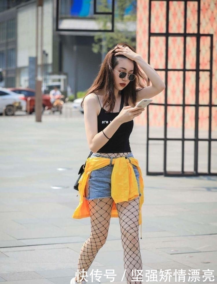 格子|街拍:美女格子半身裙搭配黑色背心, 不同搭配穿出不一样的味道