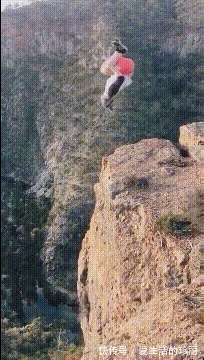 |搞笑GIF:我猜小姐姐没男朋友,要不然这样肯定出不来门