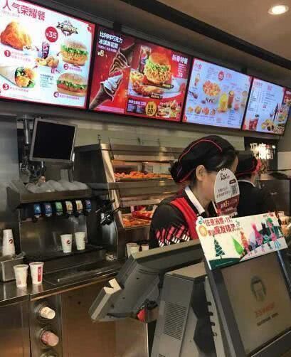 食品|肯德基每天卖剩下的炸鸡食品,店员会怎么处理说出来你别不信