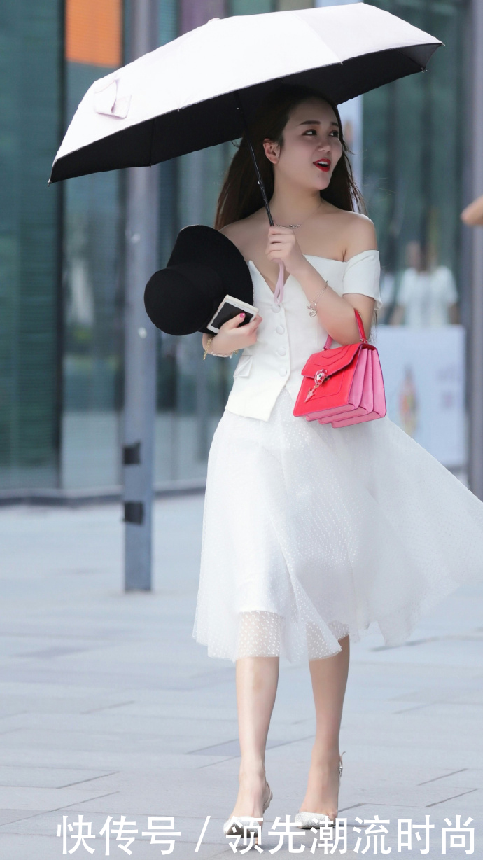 白色|白而可人的小姐姐,穿白色V领抹胸连衣裙,纯洁得像仙女!