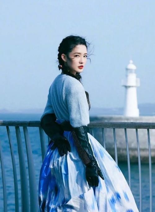 麻花辫|美女小姐姐优雅大方，麻花辫配文艺风长裙，宛如画中人