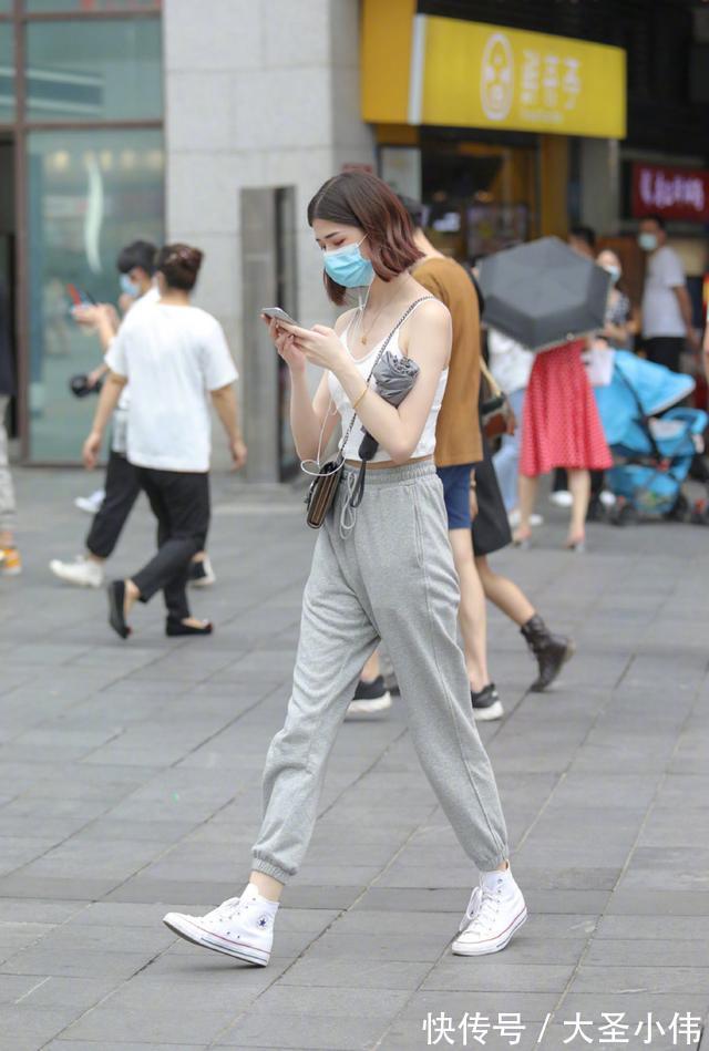 宽松裤|宽松裤舒适又好穿,合适的鞋子搭配更惊艳,简单穿出女神范