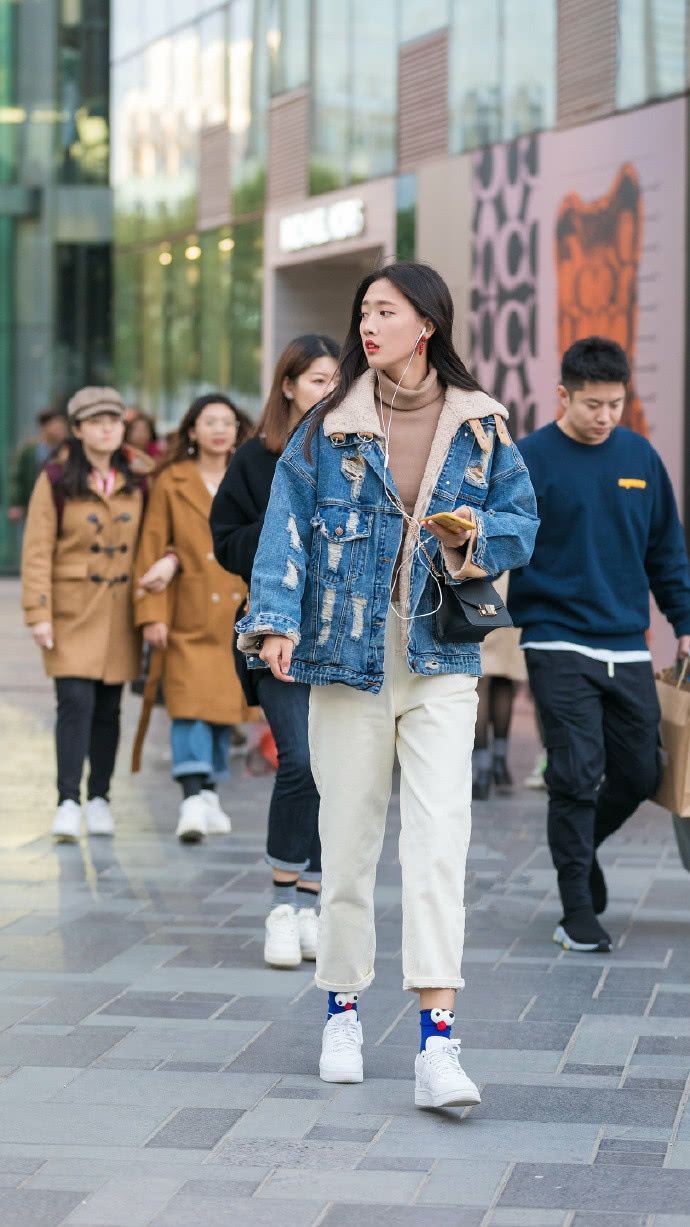 穿梭|街拍:潮流街区的时尚美女,在大街上来回穿梭,不亚于一场走秀