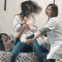 |搞笑GIF段子：有钱人玩的游戏，像我这种估计一脚下去就是一个脚印