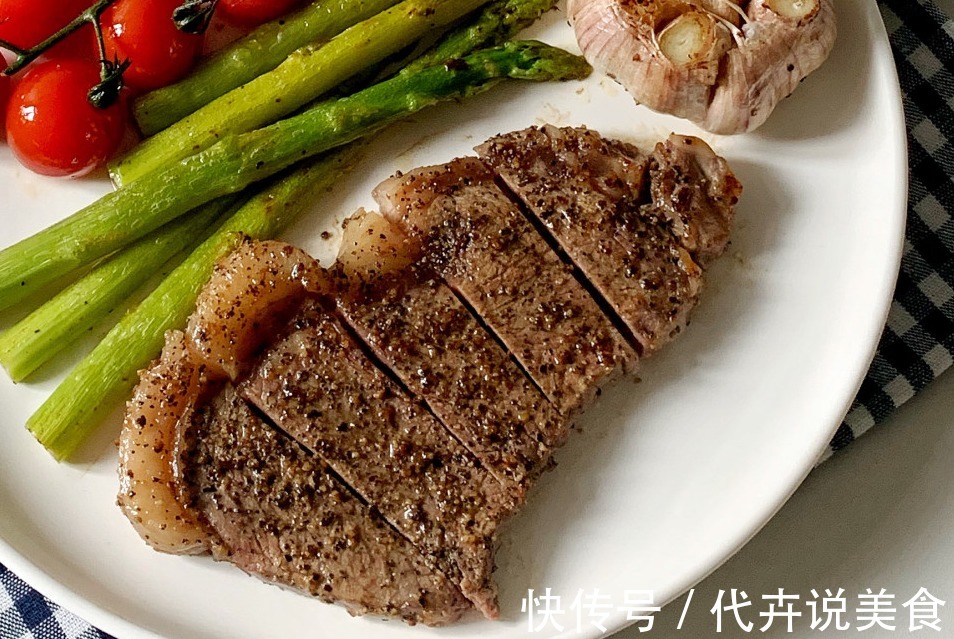 煎牛排时,万万不可直接下锅就煎,多加这一步,牛排鲜嫩更好吃