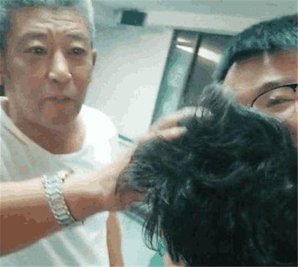 路人|两岁宝宝成“万人迷”,路人纷纷拿手机拍照,这发量太让人羡慕