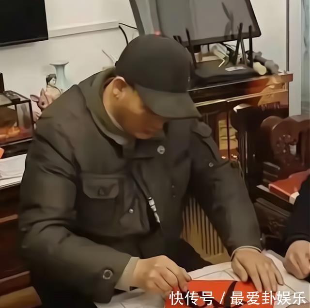 春联&大衣哥朱之文写春联冲上热搜,网友盛赞,专家:远不如二年级水平