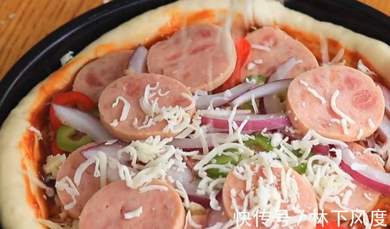 想吃披萨不用出去买，自己在家做，15块钱成本，做一次吃半月不坏