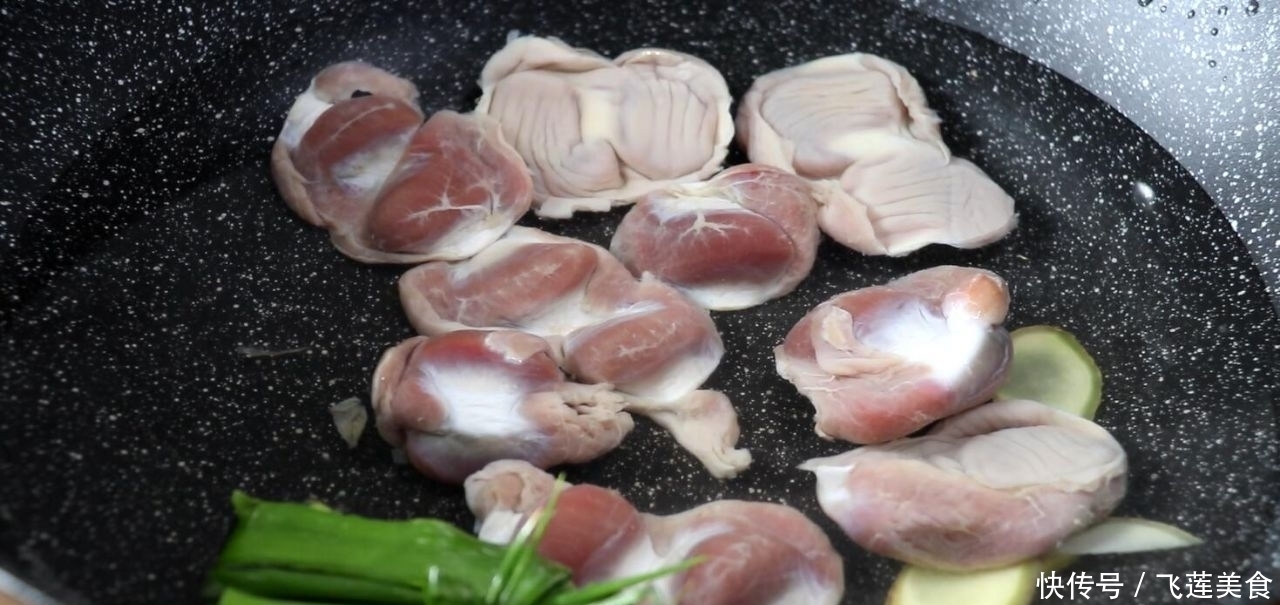 凉拌鸡胗别直接焯水,先卤后拌更入味,脆嫩爽口,下饭又下酒