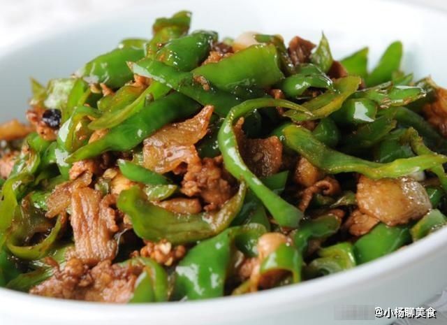 辣椒炒肉，先炒辣椒还是先炒肉？奶奶教我这样做，肉片滑嫩还入味