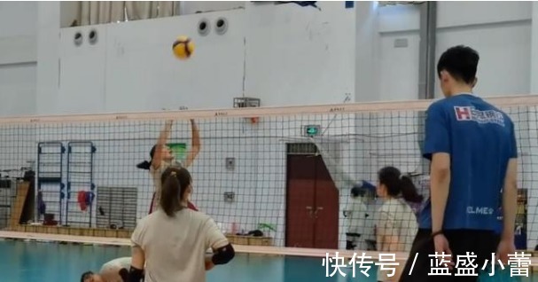 山东女排|安家杰亲自指导!山东女排春训进行中,球迷看到梅笑寒很意外!