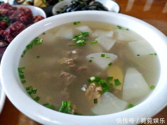 妈妈在我家吃午餐,简单家常,她说家人在一起吃饭就好