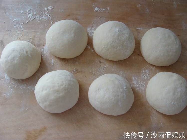 发面时,不要只懂放酵母,多加一料,20分钟轻松发到两倍大
