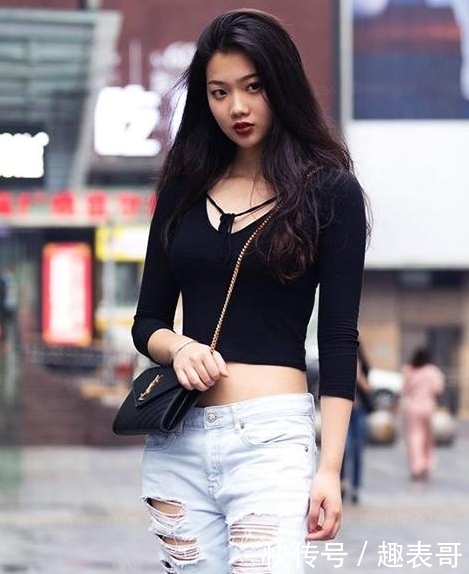 修长|街拍:小姐姐穿着超短裤,双腿修长匀称,魅力十足