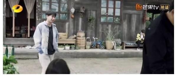 两人|《向往的生活》张子枫对梁靖康说的第一句话，尽显两人关系，难怪黄磊想要打他