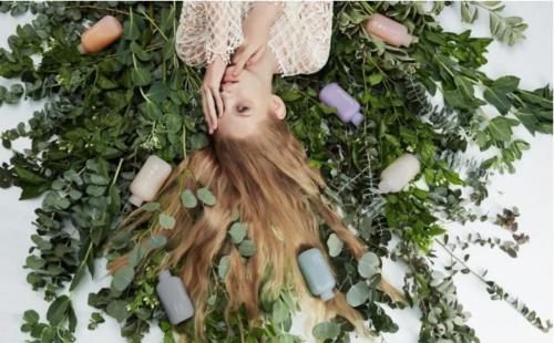 现在不是扎马尾的年代了,马尾辫显的脸大,还有“秃顶”的错觉