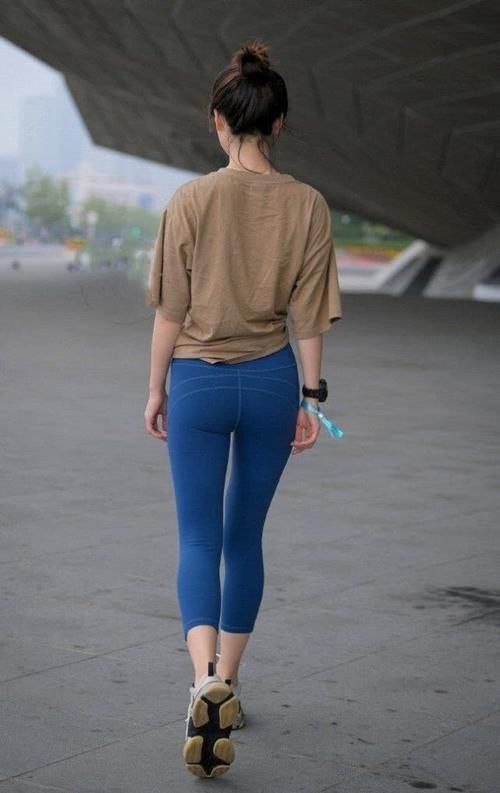 身段 时尚简约的瑜伽裤，打造出十足的休闲风，少妇穿上尽显性感身段