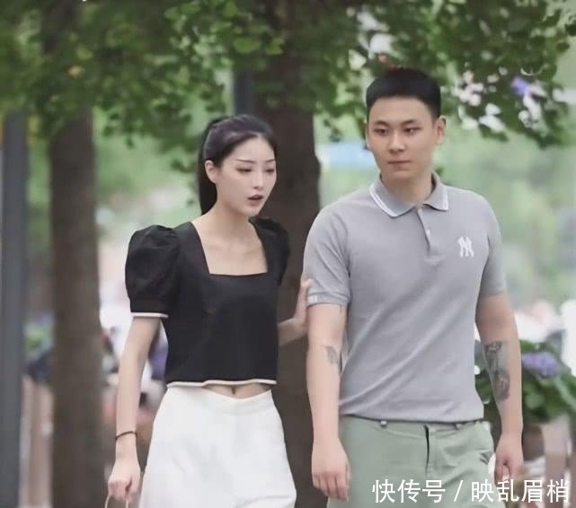 赶紧|美女穿男友的裤子出门,却因太瘦往下溜,男生赶紧用手挡住,大赞