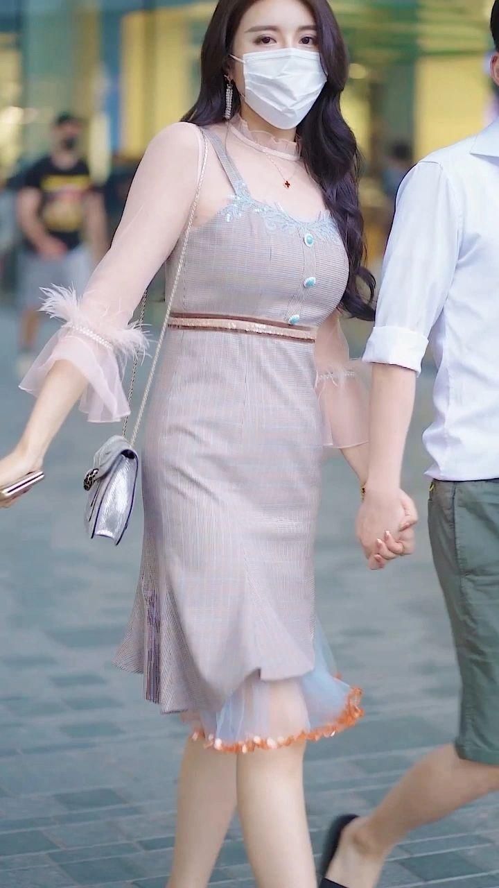 小姐姐|超衬御姐风,一条粉色轻纱打底裙,尽显成熟的魅力