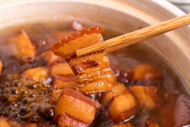 做红烧肉,别只知道加水,教你1招,红烧肉肥而不腻