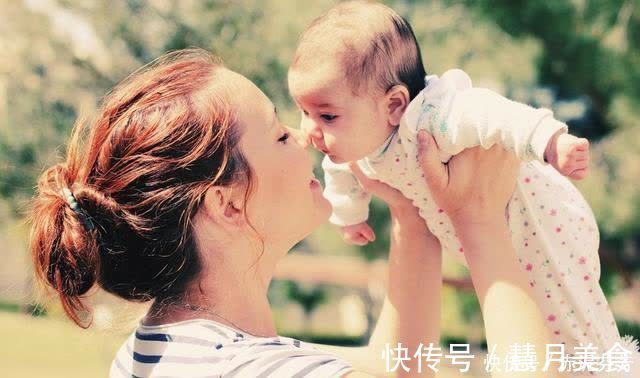 安静了|新生儿“伸手”找妈火了，刚出生就要妈妈抱，网友直呼太暖心