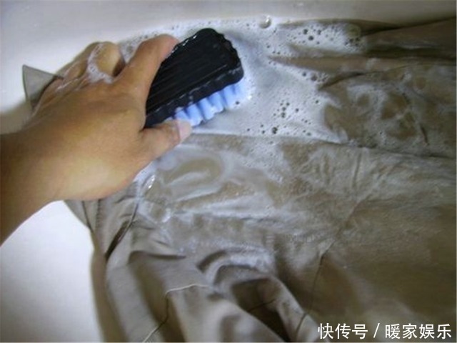 衣服上被染的油渍，搓烂了也洗不干净，原来是方法不对！