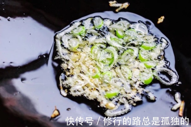 炒木耳,下锅就“噼里啪啦”,真吓人!教你1招,不炸锅,更脆爽