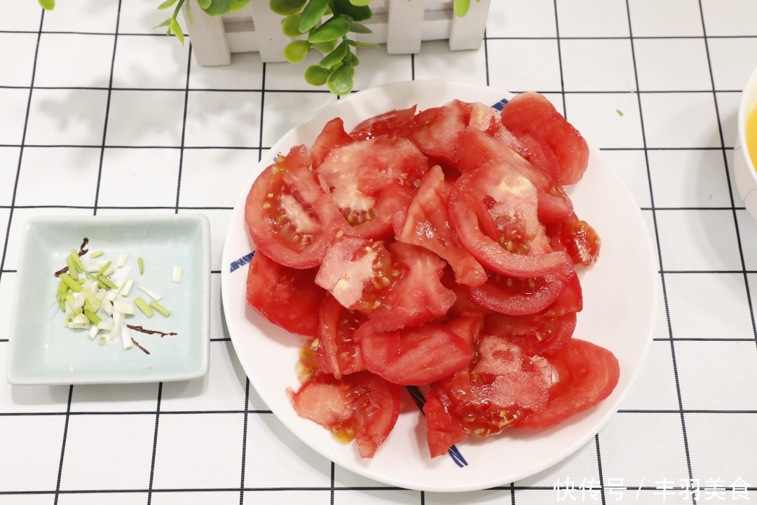 西红柿炒鸡蛋,先炒鸡蛋,还是先炒西红柿,大厨这样做才正确!