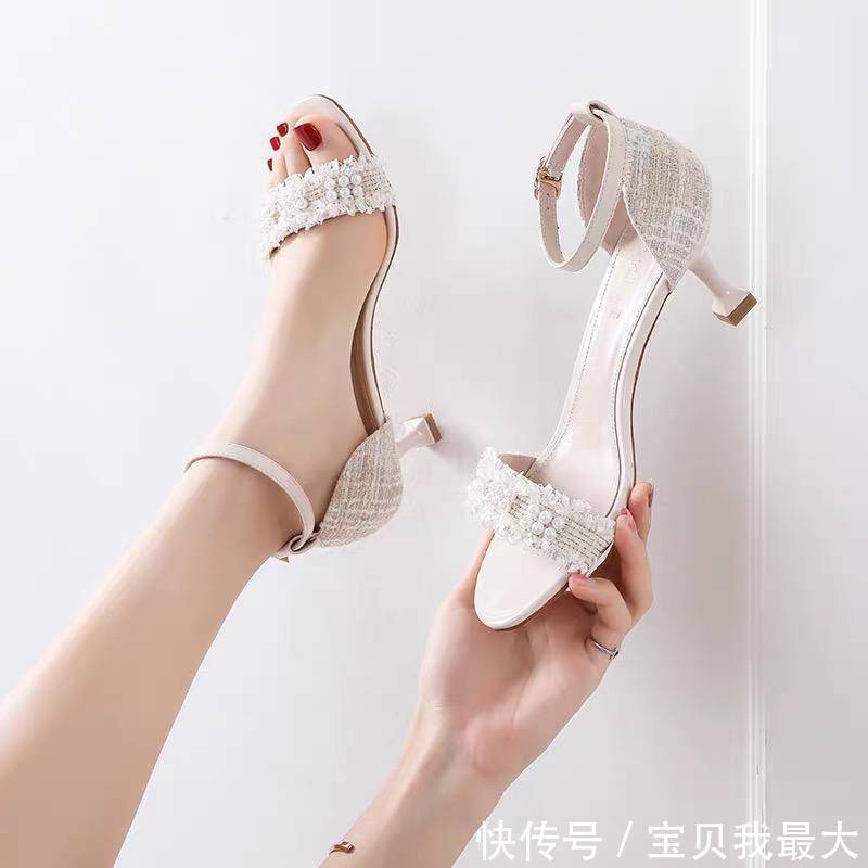 鞋面 凉鞋怎么穿算时尚穿简约不简单的一字带凉鞋,精巧之处凸显女性魅力