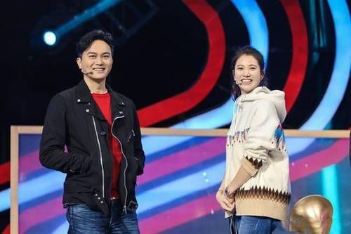 牛仔裙|穿卫衣配牛仔裙太减龄，扎高马尾更少女，女明星轻松穿出时尚感