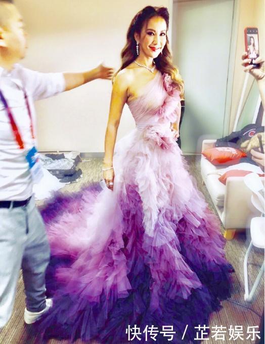 李玟终究是抵不过岁月!穿紫色套装脸色蜡黄,浮夸眼妆却挺显老