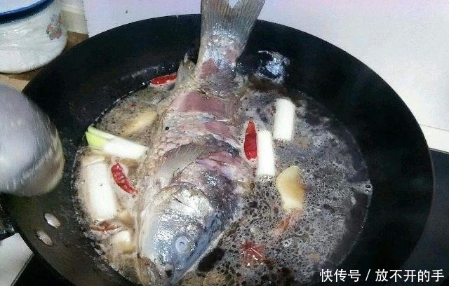 不管炖什么鱼,万万别加“它”!总有人错放,难怪鱼汤不白还很腥