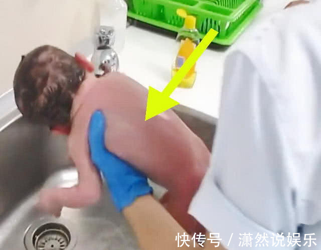 护士|实拍产科护士给刚出生的宝宝洗澡,网友手法比我洗菜还随意